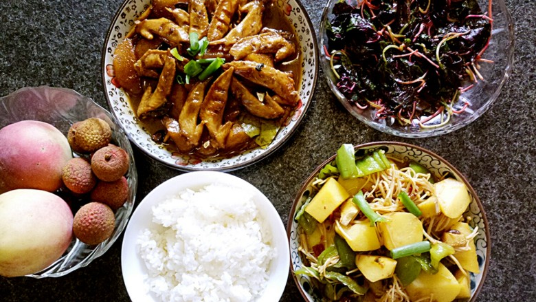 苹果鸡翅
,然后把锅在倒上油热一下把鸡翅从酱料里面捞出来。抄一下 看鸡翅的颜色变化 熟了之后把酱料倒进去。再把苹果倒进去。翻炒一下,改中火倒进去水淹没鸡翅十分钟即可