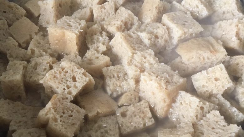 四喜烤麸,烤麸焯水五分钟,漂洗掉淀粉