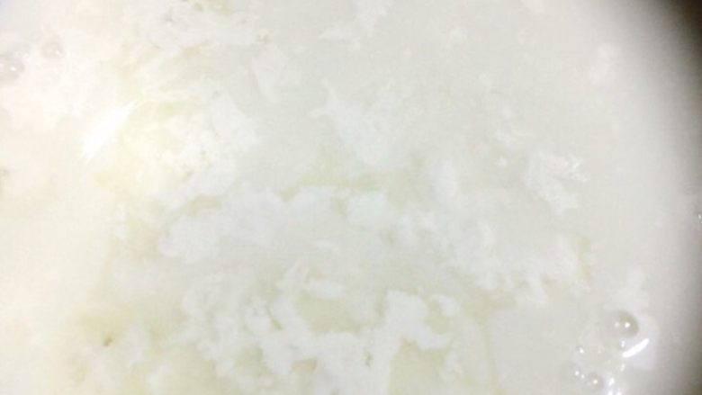 自制油豆腐,豆浆出现这样絮状就停止点卤和搅拌,点好卤的豆浆静止20分钟