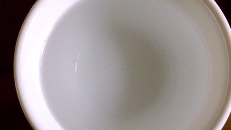 自制油豆腐,用冷水化开盐卤,水不要太多
