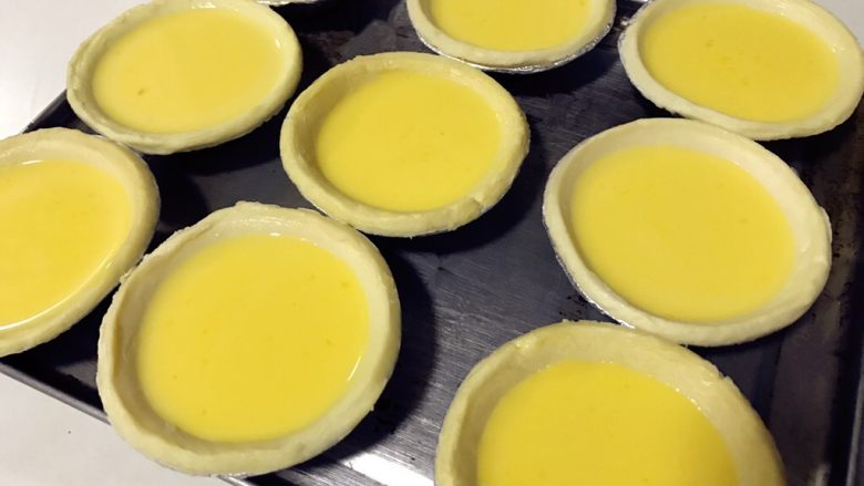 蛋挞,将蛋挞液倒入<a style='color:red;display:inline-block;' href='/shicai/ 4187'>蛋挞皮</a>内  切记八分满即可  不然烤的时候会噗出来