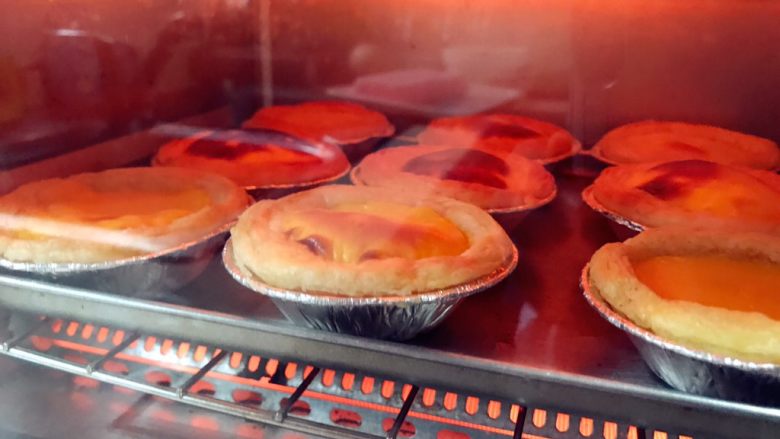 蛋挞,烤箱先预热 然后180度烤15分钟  时间温度可根据喜好自行掌握稍做调整 