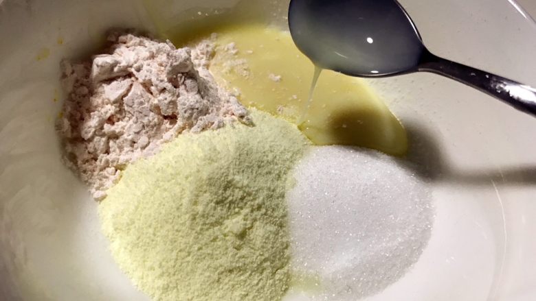 蛋挞,<a style='color:red;display:inline-block;' href='/shicai/ 1124'>奶粉</a>、白砂糖、吉士粉、<a style='color:red;display:inline-block;' href='/shicai/ 893'>炼乳</a>、<a style='color:red;display:inline-block;' href='/shicai/ 8197'>淡奶油</a> 倒入碗里 250毫升温水搅拌 直至<a style='color:red;display:inline-block;' href='/shicai/ 3729'>白糖</a>融化