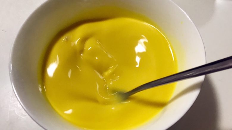 蛋挞,倒入<a style='color:red;display:inline-block;' href='/shicai/ 15'>蛋黄</a>  搅拌均匀