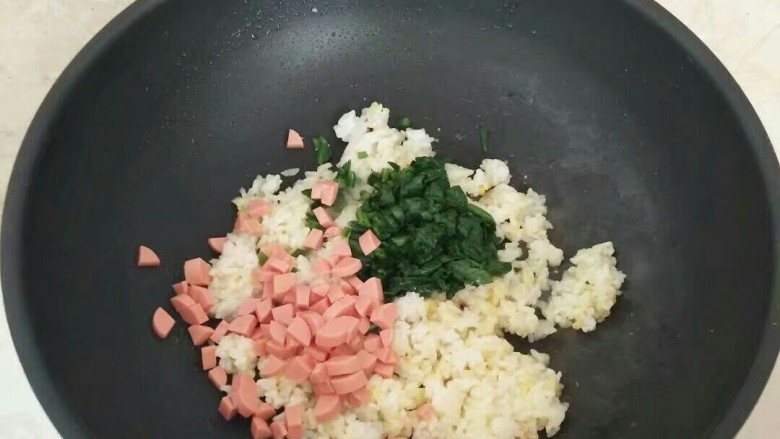 鸡蛋包饭,倒入火腿肠,菠菜。