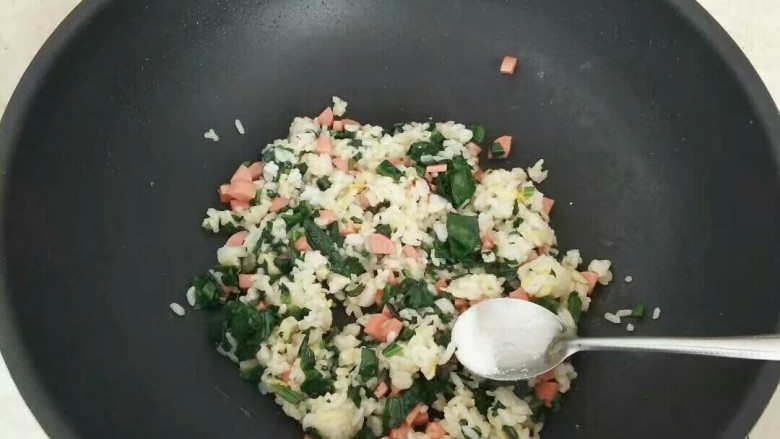 鸡蛋包饭,出锅前撒上盐,鸡精调味。