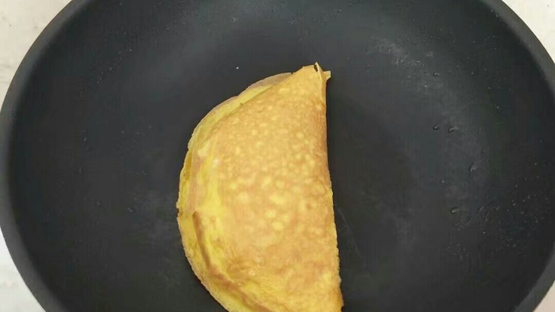 鸡蛋包饭,另一侧覆盖来,按压几下定型即可出锅。