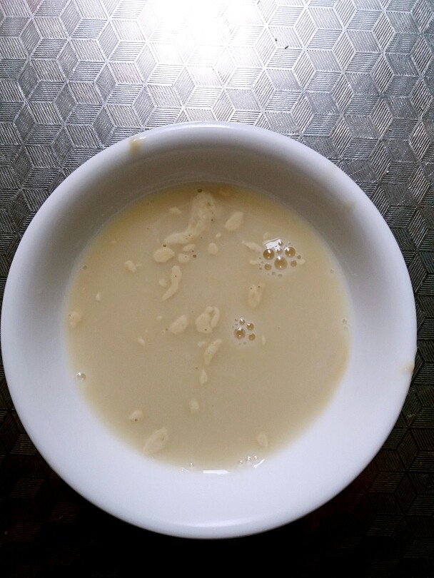 红枣发糕,<a style='color:red;display:inline-block;' href='/shicai/ 731'>酵母</a>里加温<a style='color:red;display:inline-block;' href='/shicai/ 156925'>水</a>拌匀