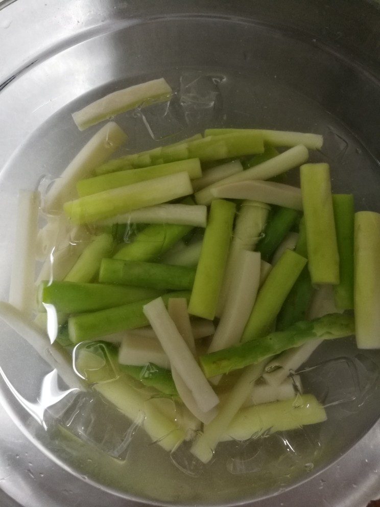 芦笋烩菌菇,芦笋与菌菇焯水，后过冰水备用