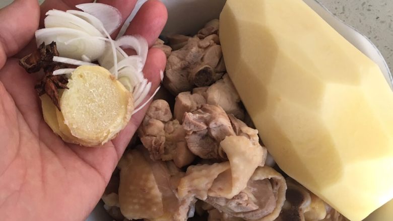 鸡腿炖土豆,把鸡腿剁成小块放入锅中,抄一下,土豆削好皮备用