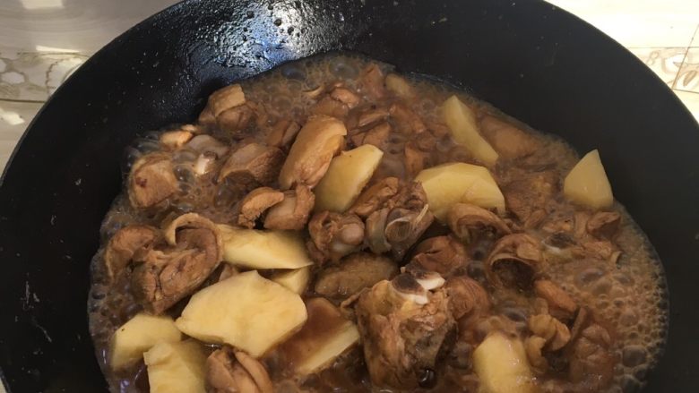 鸡腿炖土豆,开锅炖二十分钟加入土豆,盐,十三香,翻炒在盖上锅盖中火炖,炖至土豆熟了即可