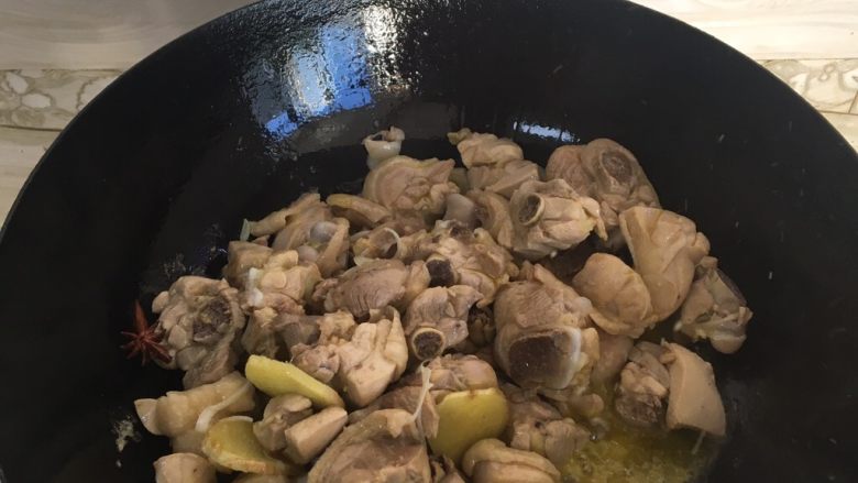 鸡腿炖土豆,锅中放油烧热,加入鸡腿,姜切,葱片,花椒,进行翻炒