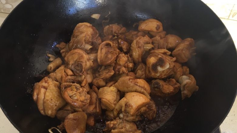 鸡腿炖土豆,加入生抽继续翻炒,炒均匀