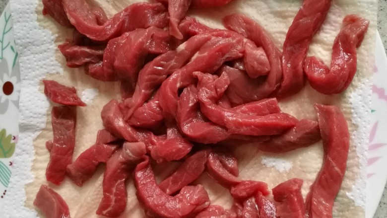 黑椒牛柳,牛里脊切粗条,用厨房纸吸干水分