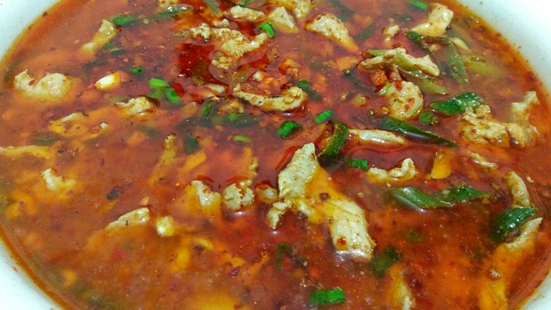 麻辣水煮肉片,<a style='color:red;display:inline-block;' href='/shicai/ 155'>油麦菜</a>豆芽一起炒熟，断生就可以，装盘，姜末蒜末炒香，加两勺豆瓣酱继续小火炒香，加入适量水，煮开，加入用料酒盐生抽鸡蛋清腌制好的肉片，大火煮三分钟，装盘，热油浇上蒜末辣椒面即可