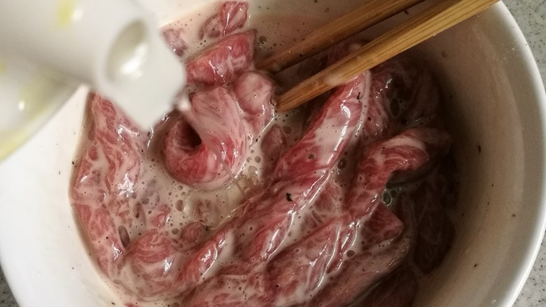 黑椒牛柳,再倒入少许食用油拌匀，腌5分钟