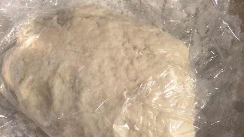 韭菜盒子·哈饼,倒入凉水和成面团,并用保鲜膜包好醒面30分钟