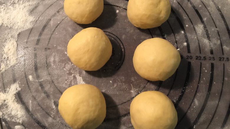 双味花环面包,取出面团压扁排气,分成6等份搓圆松弛15分钟