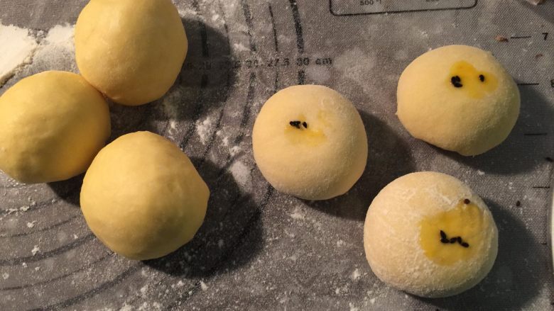 双味花环面包,一共包了3个豆沙味的,在表面撒了芝麻,其它3个不包