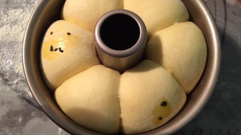 双味花环面包,放入烤箱二次发酵,我的发酵得过了
