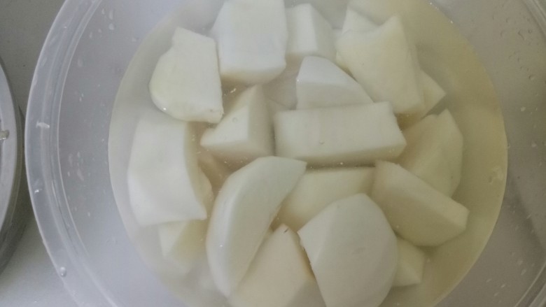 居家版大盘鸡,土豆洗干净,去皮,切成滚刀块,泡水里面备用(一定泡水,防止氧化变色)