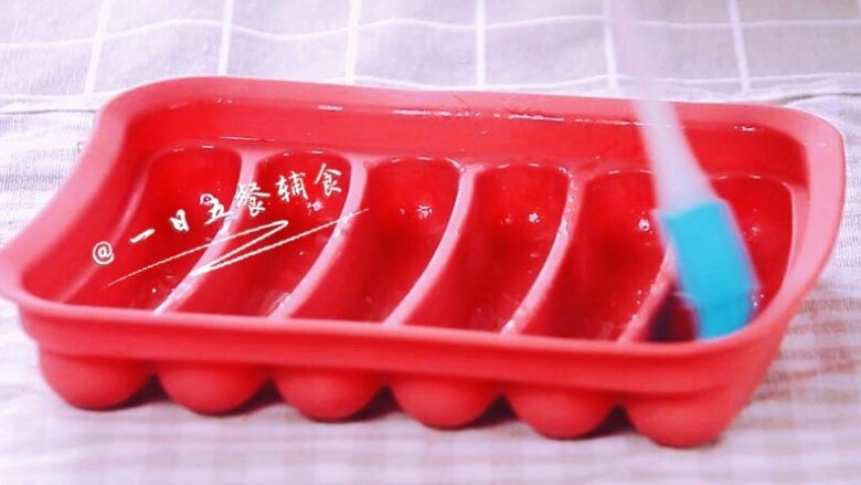 蔬菜蛋肠—超有营养的香肠,上模具,这是个香肠模具,可以做各种肉肠、蛋肠、蔬菜肠,蛮好用。将模具刷一层油,最终会很好脱模。