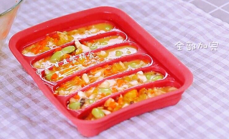 蔬菜蛋肠—超有营养的香肠,将蔬菜蛋液舀入模具中,<a style='color:red;display:inline-block;' href='/shicai/ 67'>毛豆</a>加进去,全部加完,盖上盖。
