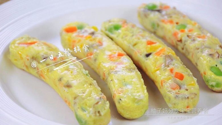 蔬菜蛋肠—超有营养的香肠,没有这样的模具没关系,用普通的碗或卡通模具都可以做这样蔬菜和蛋的组合,一样赢得宝宝的青睐哦。