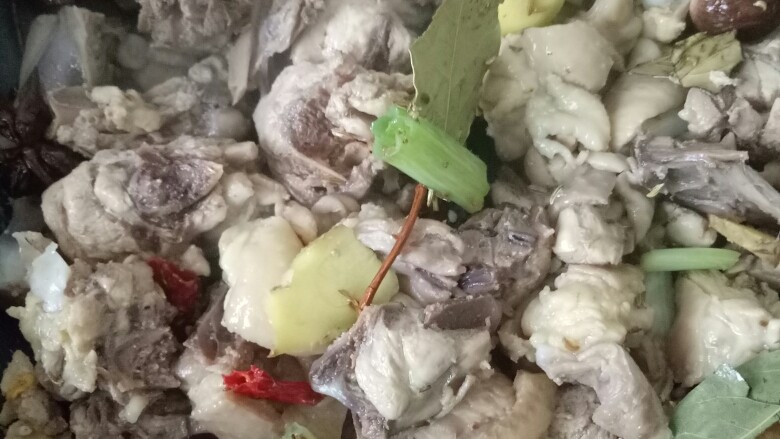 居家版大盘鸡,再加入沥干水分的鸡肉,煸炒成金黄色