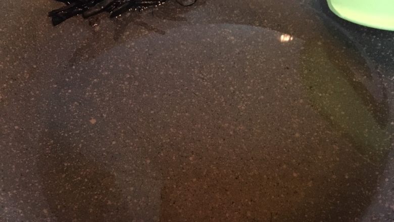 葱油拌面,熬到葱变枯,葱香味出来后捞出葱