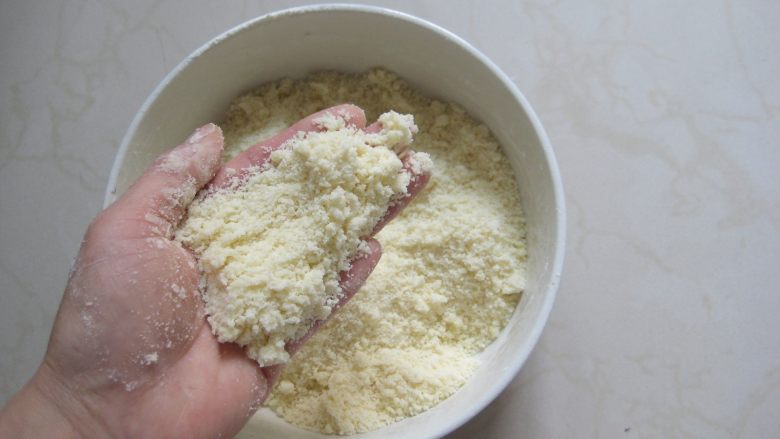 豆沙一口酥:零基础玩烘焙也不败的香酥小点,用双手轻轻的搓成松散状。