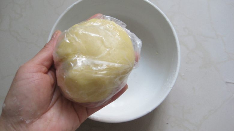 豆沙一口酥:零基础玩烘焙也不败的香酥小点,然后放入保鲜袋中,入冰箱冷藏1小时。