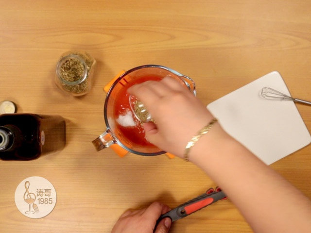 金枪鱼披萨,味道鲜美,馅料十足,根据个人口味加入适量盐调味,要注意的是金枪鱼本身挺咸的了