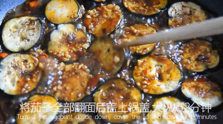 这样做的茄盒不用炸,煎烧茄盒少油健康又入,将茄子全部翻面后盖上锅盖,大火煮2分钟