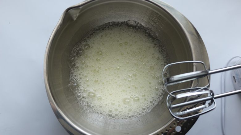 Fluff香草棉花糖戚风蛋糕,电动打蛋器先开在低速,先把蛋清打到鱼眼泡那样