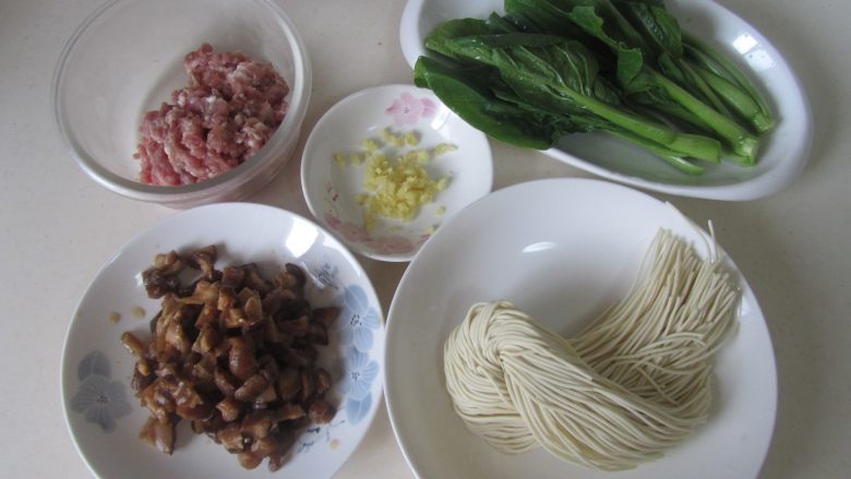 香菇肉末面,准备好材料;