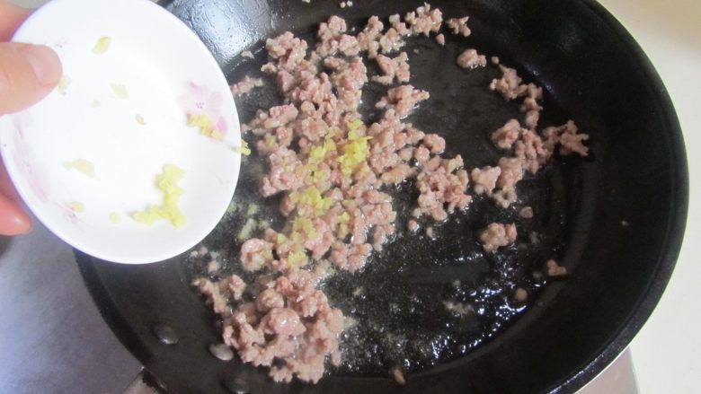 香菇肉末面,肉末煸炒变色后加入姜蒜末一起煸炒;