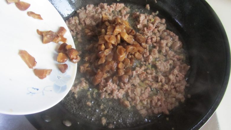 香菇肉末面,翻炒几下后加入<a style='color:red;display:inline-block;' href='/shicai/ 230'>香菇</a>丁进气翻炒;