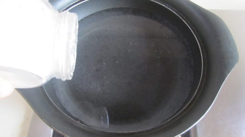 香菇肉末面,烧锅开水, 加入适量的盐和几滴油;
