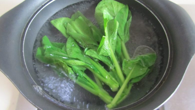 香菇肉末面, 放入菜芯进去焯一下变色后捞出;