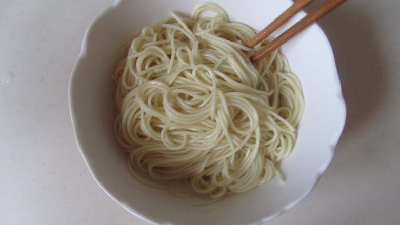 香菇肉末面,捞出后放入碗中,