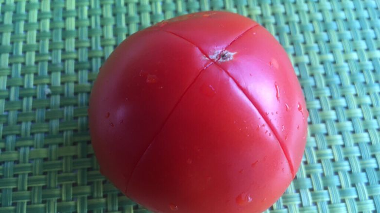 腊香茄汁蛋炒饭,<a style='color:red;display:inline-block;' href='/shicai/ 59'>番茄</a>洗干净,浅浅地在表面划十字刀