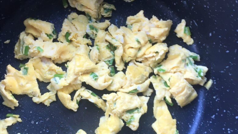 腊香茄汁蛋炒饭,用铲子划啦碎成小块,出锅