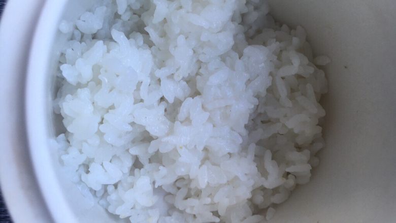腊香茄汁蛋炒饭,事先煮好一碗<a style='color:red;display:inline-block;' href='/shicai/ 507'>米饭</a>冷却