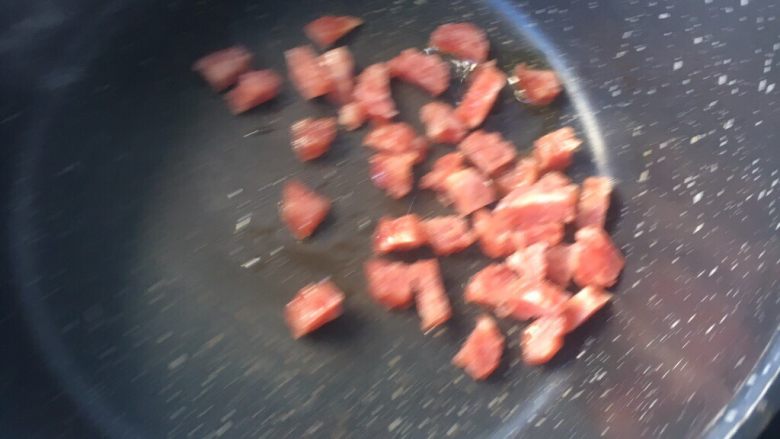 腊香茄汁蛋炒饭,倒入香肠丁翻炒出香味