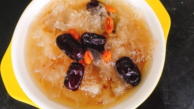 枸杞红枣银耳羹(经典胶羹版),看 ,胶状物清晰可见,代表这是一碗十分成功的银耳羹,按个人喜好放入<a style='color:red;display:inline-block;' href='/shicai/ 866'>冰糖</a>适量