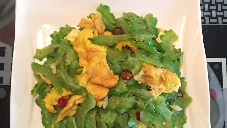 苦瓜炒蛋,加入蒜、干辣椒，将洗好的苦瓜倒入翻炒至熟，加入调料、最后把煎好的鸡蛋一起倒入翻炒一小会儿，出锅👌