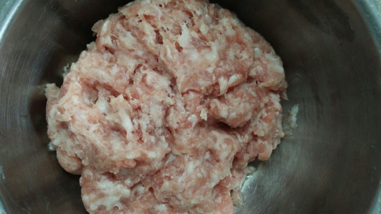鱼香茄子煲,<a style='color:red;display:inline-block;' href='/shicai/ 353'>咸鱼</a>提前加水浸泡,绞肉加料酒,淀粉稍微腌制一下
