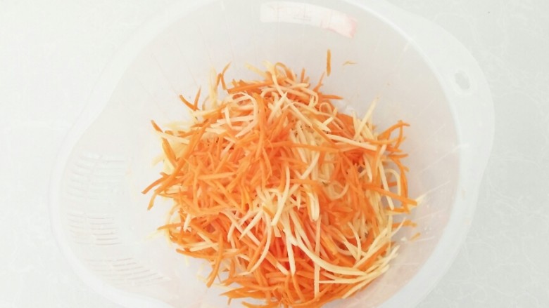 黄金田园菜饼,拌匀腌制5分钟,变软微微出汁就好。