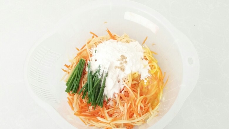 黄金田园菜饼,除了油以外,所有的食材放入蔬菜里。